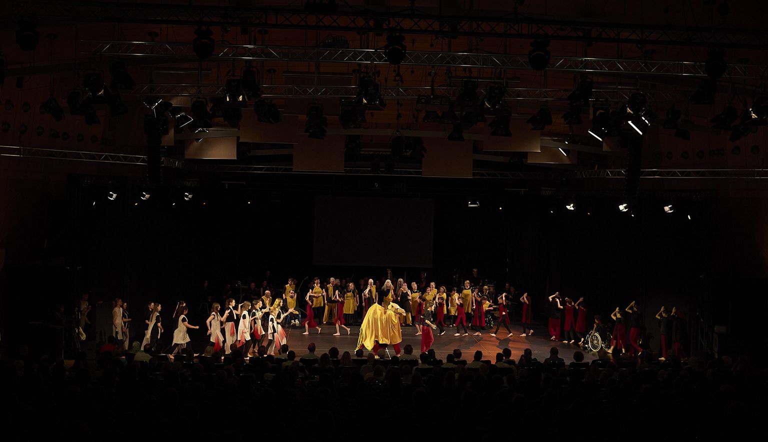 Babylon_Tanzprojekt_AdamHallGroup_Bühne