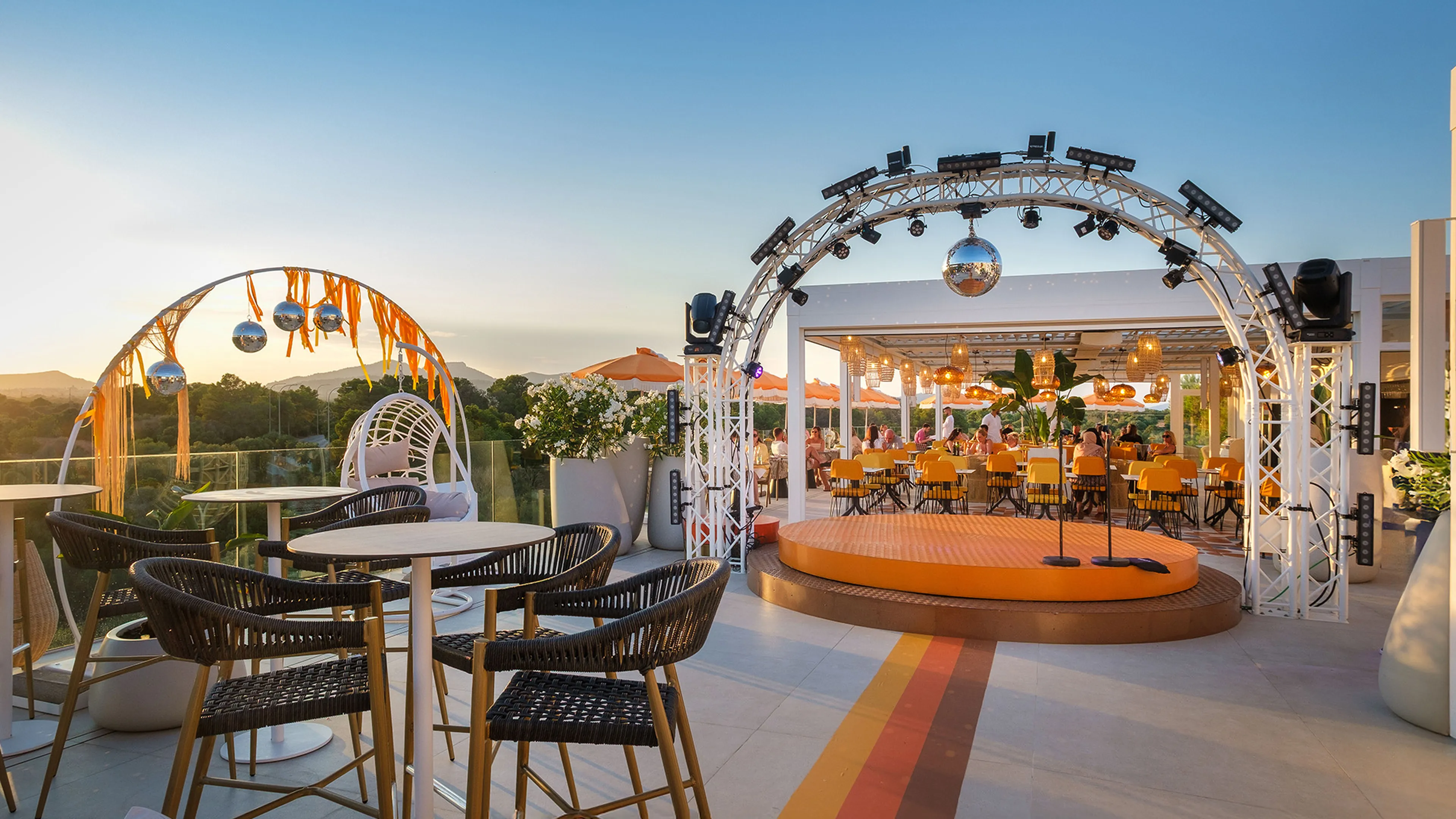 Adam hall integrated systems hotel monsuau