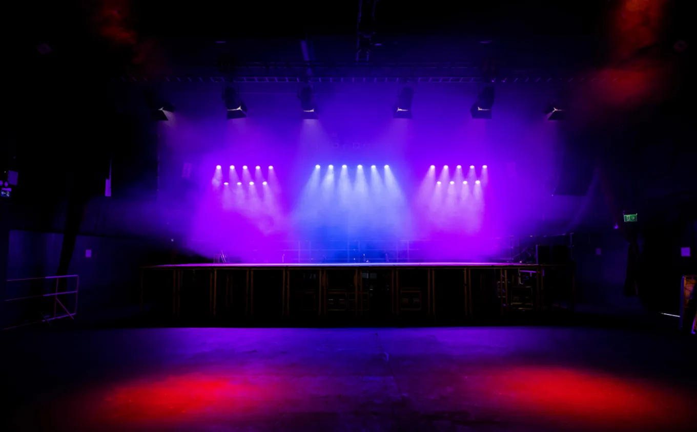 Cameo Light Installation at Live Music Hall with ZENIT Z120 G2 PAR spotlights and pole-operated F4 Fresnel Spotlights