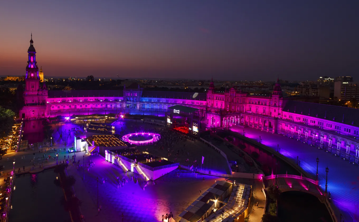 Cameo Light Installation at Plaza de España with beams of ORON H2 and illuminated facades by ZENIT W600 wash lights
