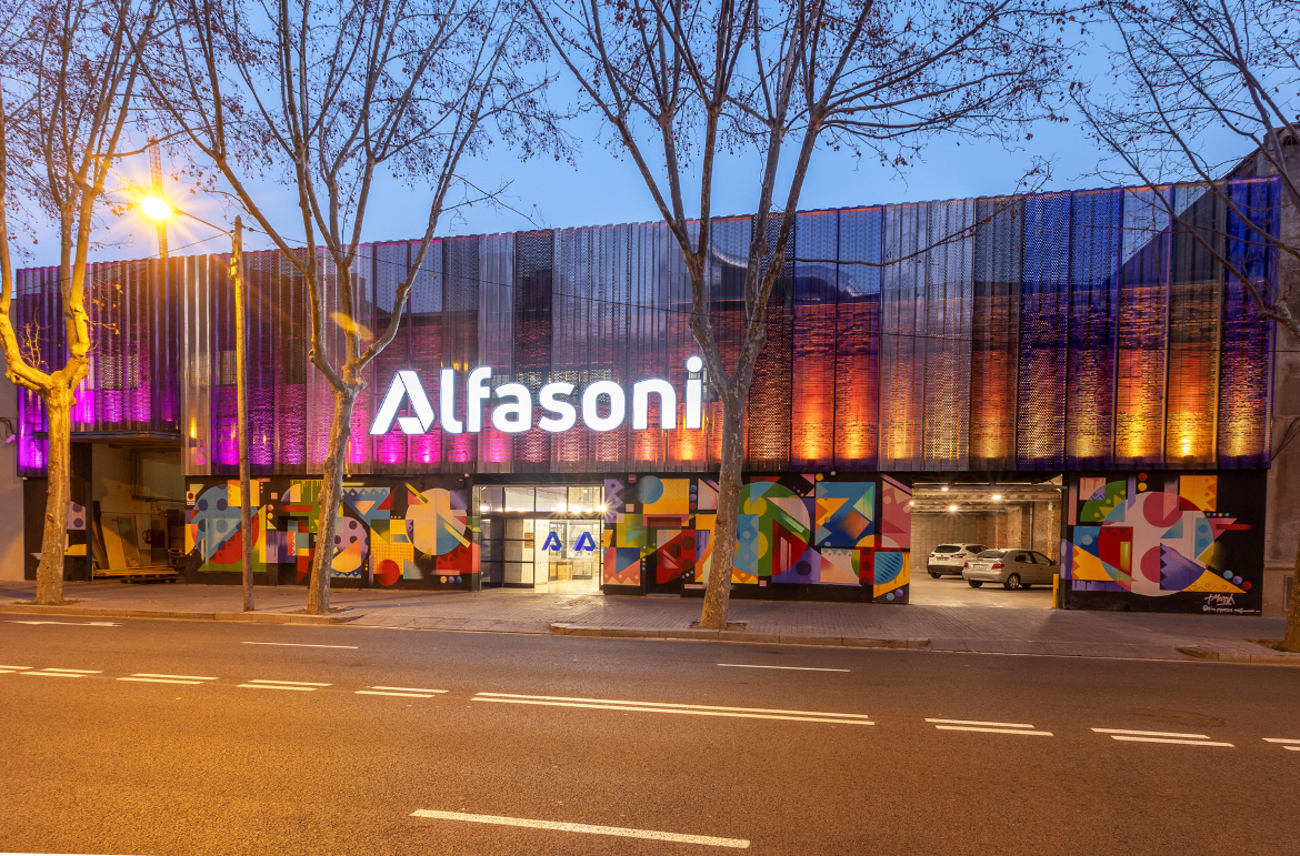 Alfasoni Music Store in Barcelona Lights Up Exterior Facade with Cameo