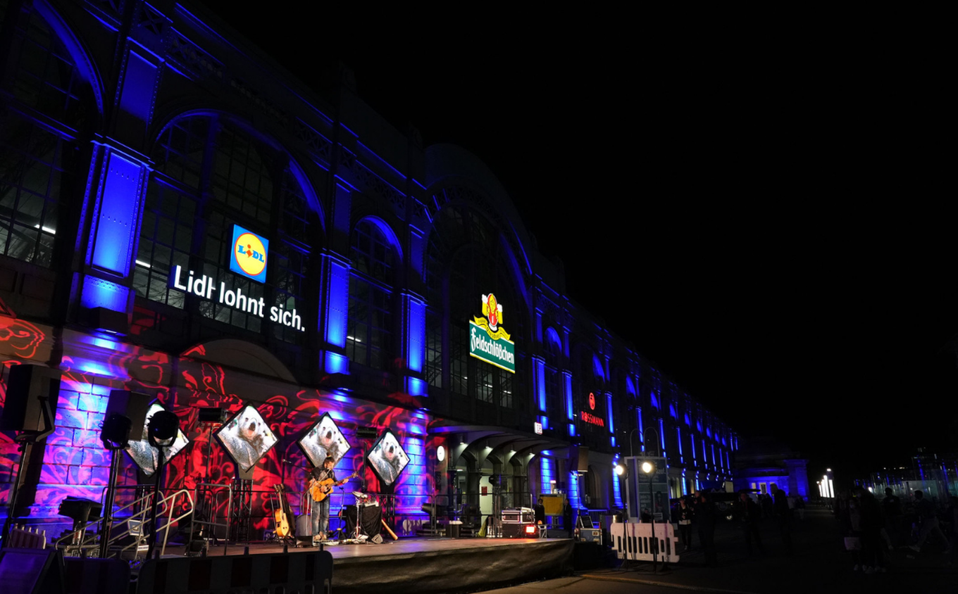 Cameo Light Outdoor Washlight ZENIT W300 Installation at Dresden Main Station