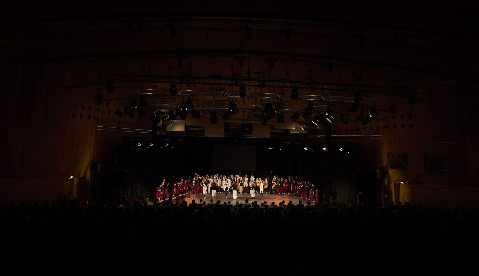 Babylon_Tanzprojekt_AdamHallGroup_Bühne_klein