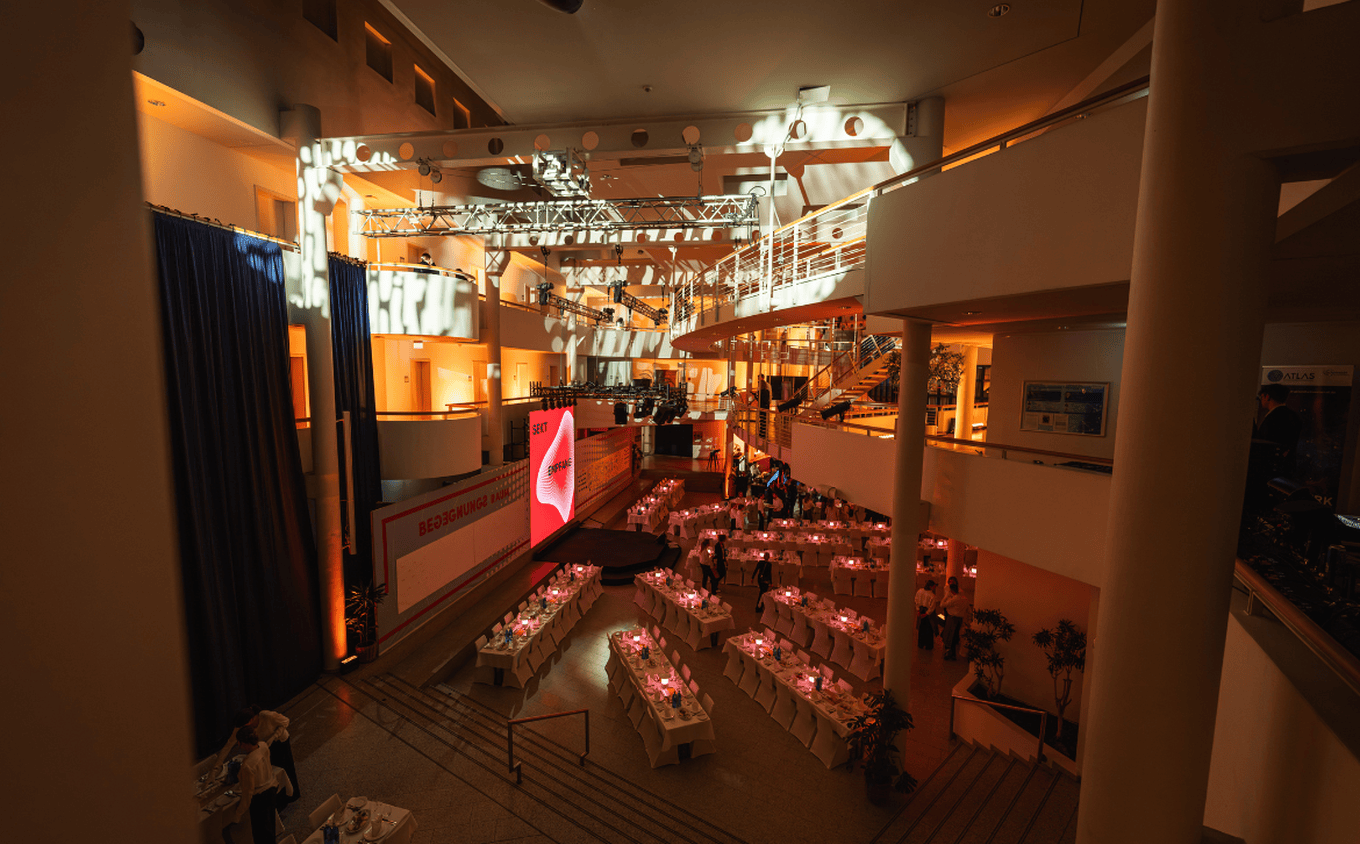 Cameo Light Installation with Lichtschall for the Kongress für Familienunternehmen (WIFU)