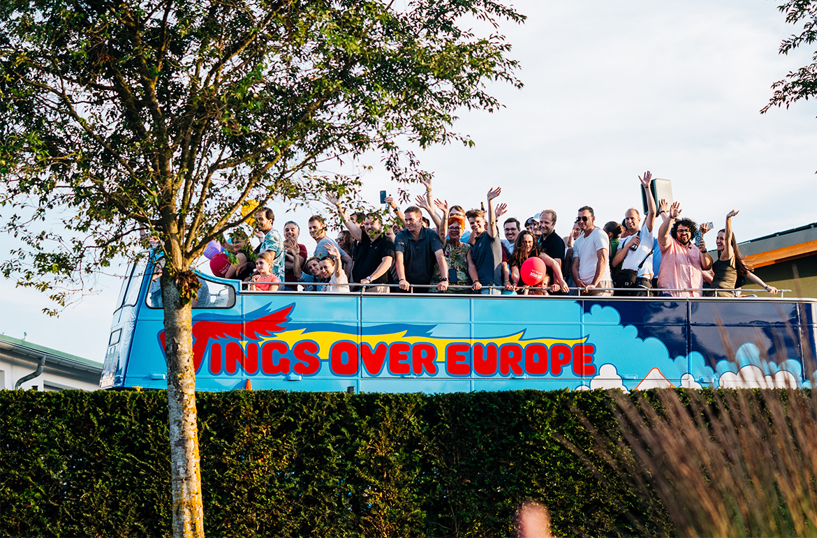 Adamhallgroup wingsbus bustour