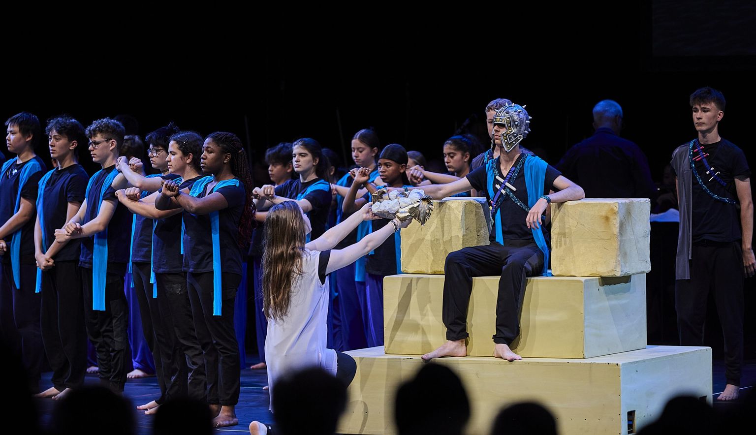Babylon_Tanzprojekt_AdamHallGroup_Schauspieler_Bühne