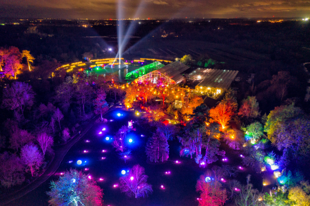 Gartenkunst im großen Licht – Illuminate Design beleuchtet die Gärten der Royal Horticultural Society mit über 500 Cameo-Scheinwerfern