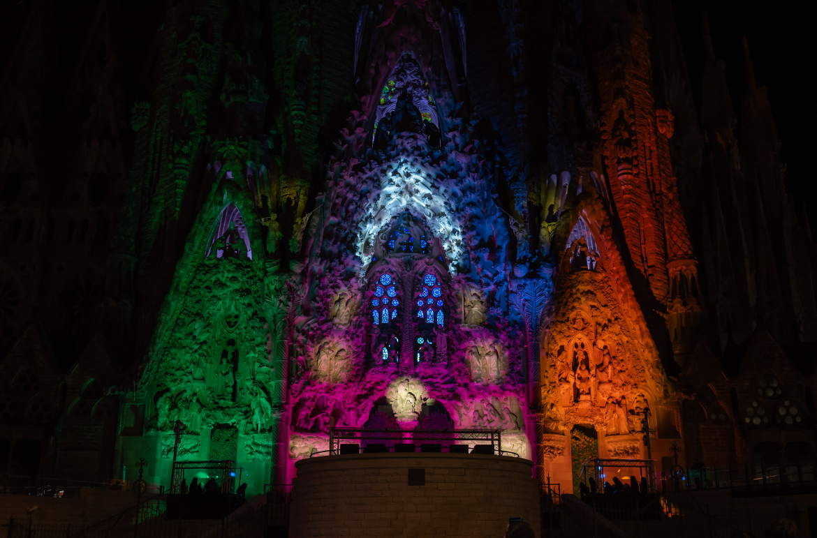 FOCUS und CARLIGHT illuminieren Sagrada Familia mit Cameo