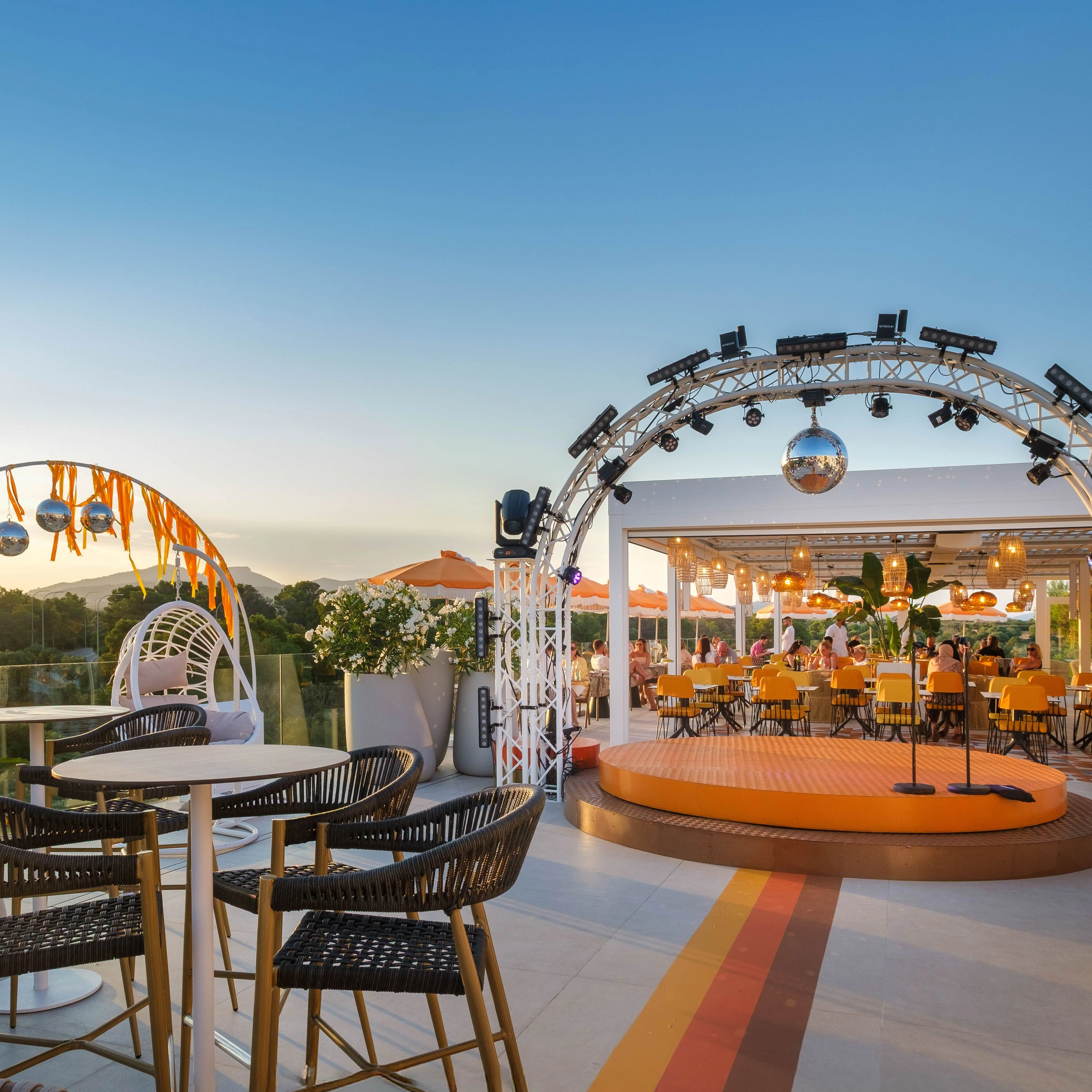 Adam hall integrated systems hotel monsuau 1