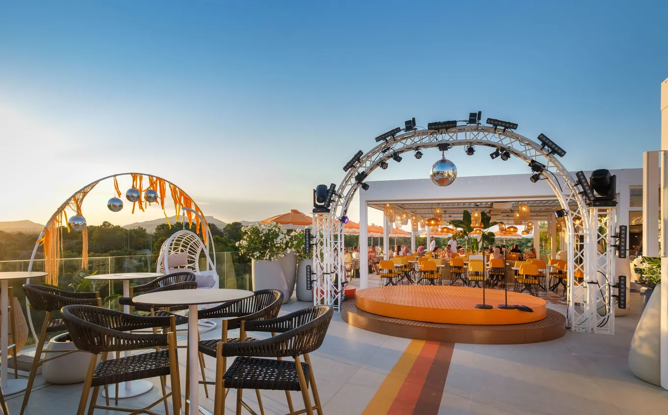 Adam hall integrated systems hotel monsuau 1