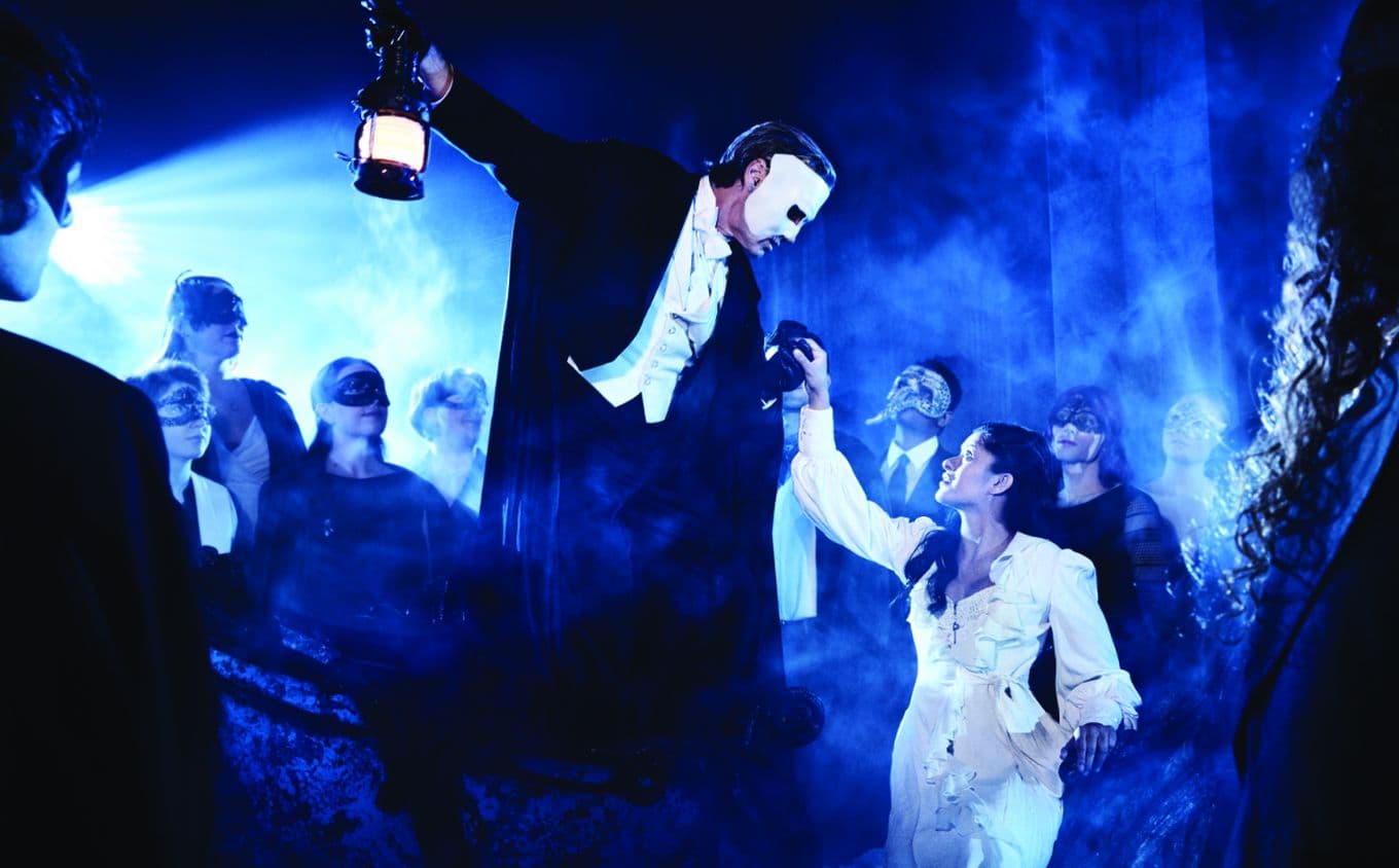 Header blog masquerade photo by oscar ouk