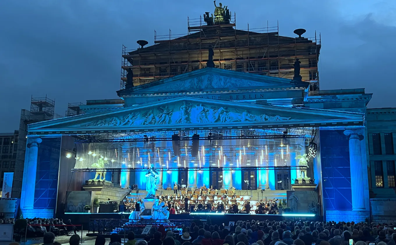 Cameo light fixtures lighting up the stage for the Classic Open Air orchestra concert in Berlin with the stage illuminated in blue light and light accents with LED bars