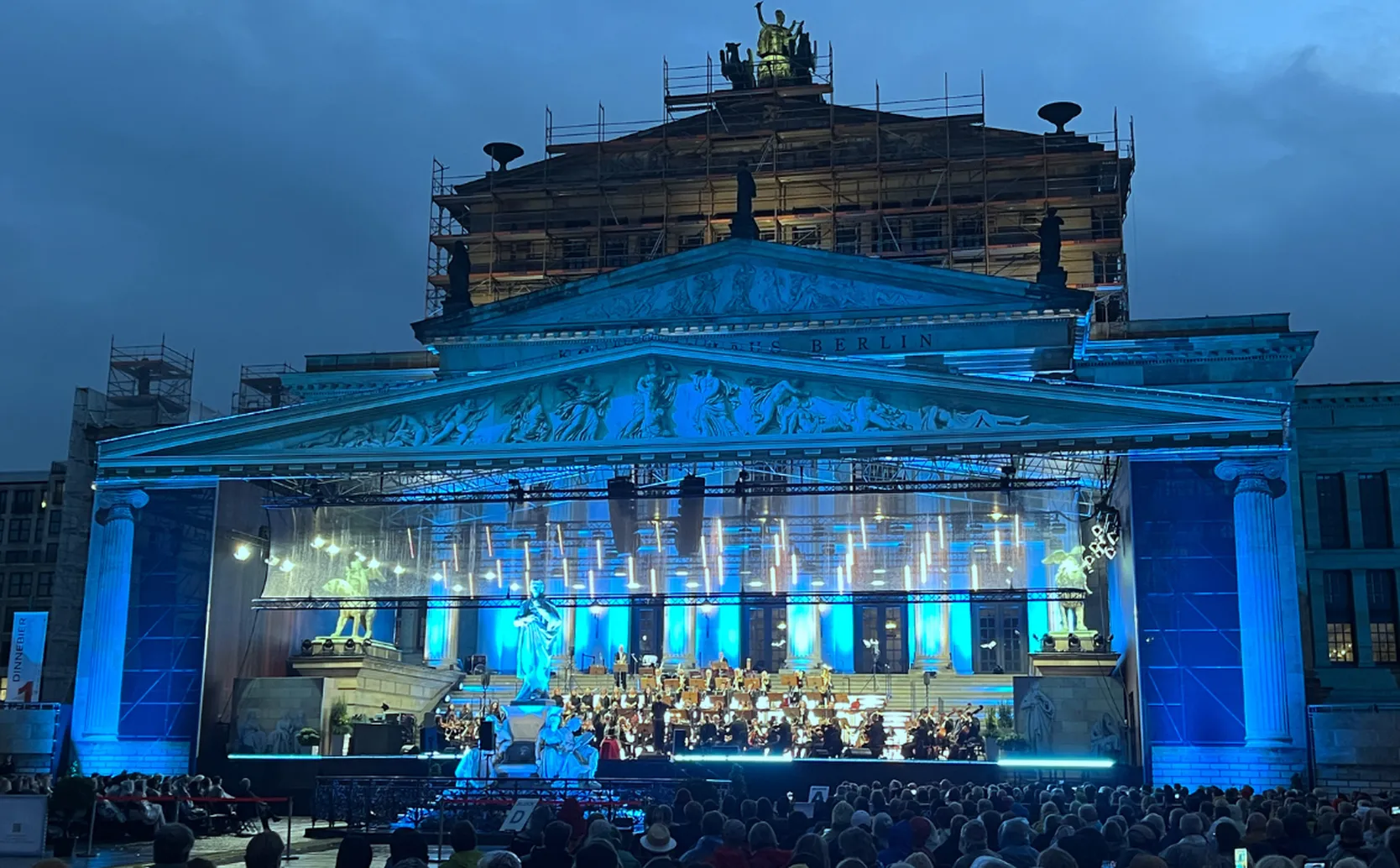 Cameo light fixtures lighting up the stage for the Classic Open Air orchestra concert in Berlin with the stage illuminated in blue light and light accents with LED bars