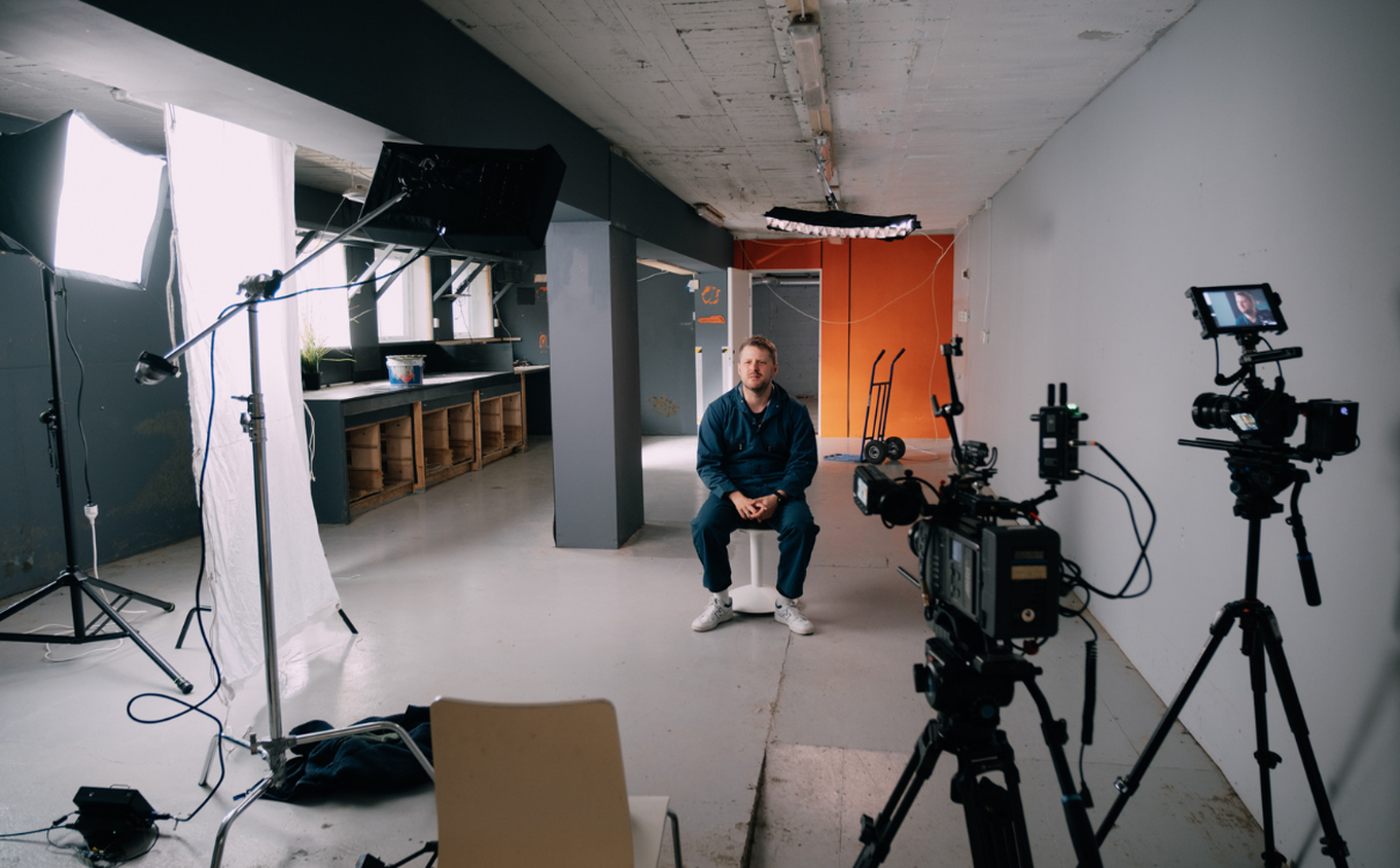 Between YouTube and the Film Set – Interview with Eirik from Living Room Gear Demos on the Cameo S4 IP with Cameo Light Softlight Panel s4 IP 65