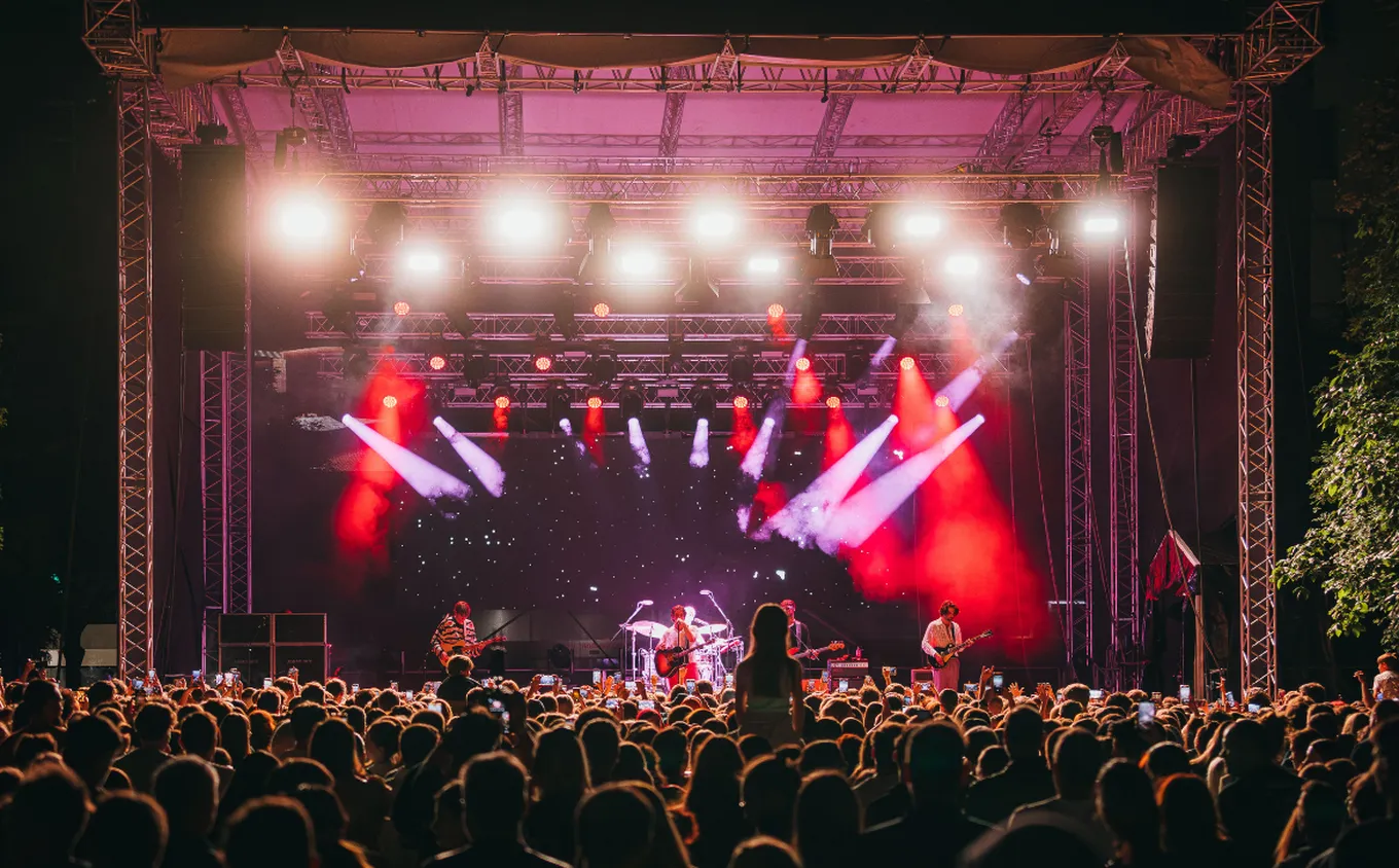 Cameo Light Installation a Festival Lent Slovenia with PIXBAR 600 LED Bar Profile Moving Head OPUS X Profile and Hybrid Moving Head OPUS H5 Wash Light ZENIT W600