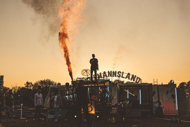 Adam Hall unterstützt Livestream mit Ben Böhmer