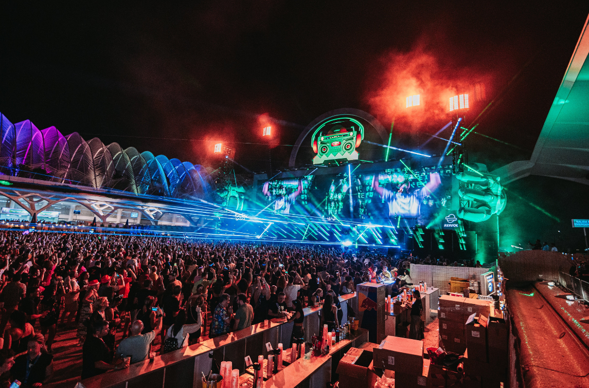 Cameo Lights Installed at "Love the 90's" Festival in Valencia with beams from OTOS W12 and PIXBAR 400 IP G2 LED Bars