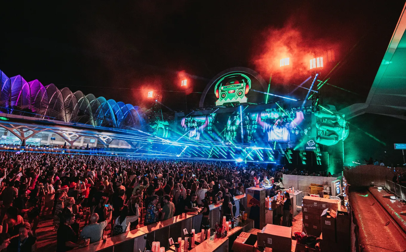 Cameo Lights Installed at "Love the 90's" Festival in Valencia with beams from OTOS W12 and PIXBAR 400 IP G2 LED Bars