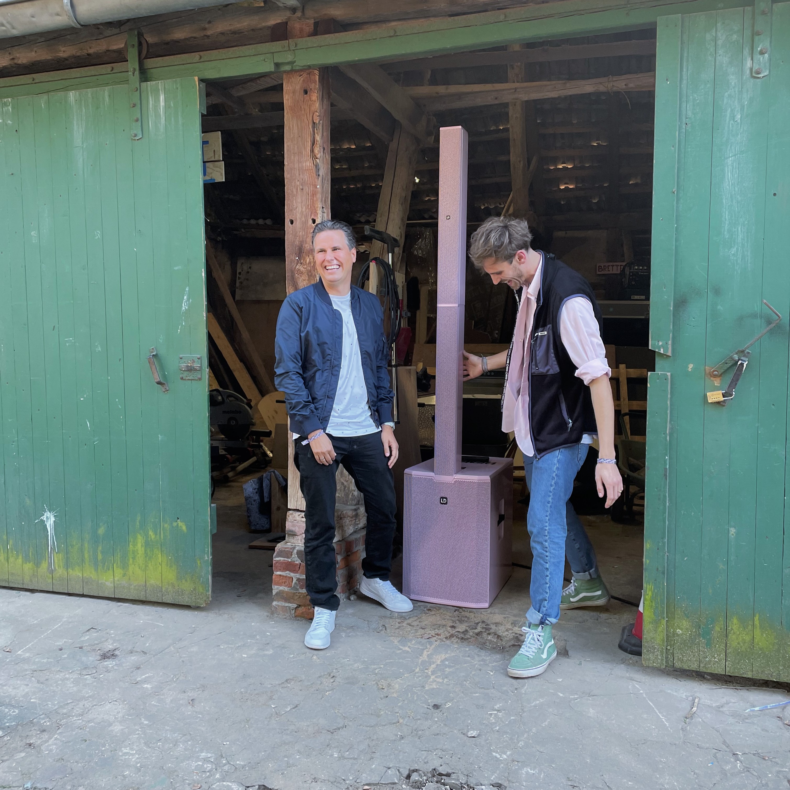 Adam Hall CEO Alexander Pietschmann just couldn’t miss the opportunity to drop by and congratulate Kliemann in person. AlexanderPietschmann_FynnKliemann_MAUI44G2_AdamHallGroup