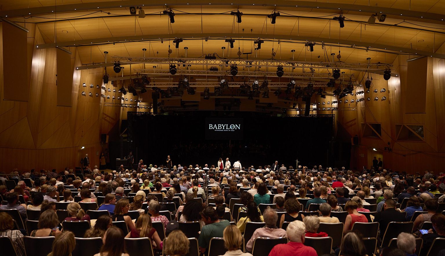 Babylon_Tanzprojekt_AdamHallGroup_HRSendesaal