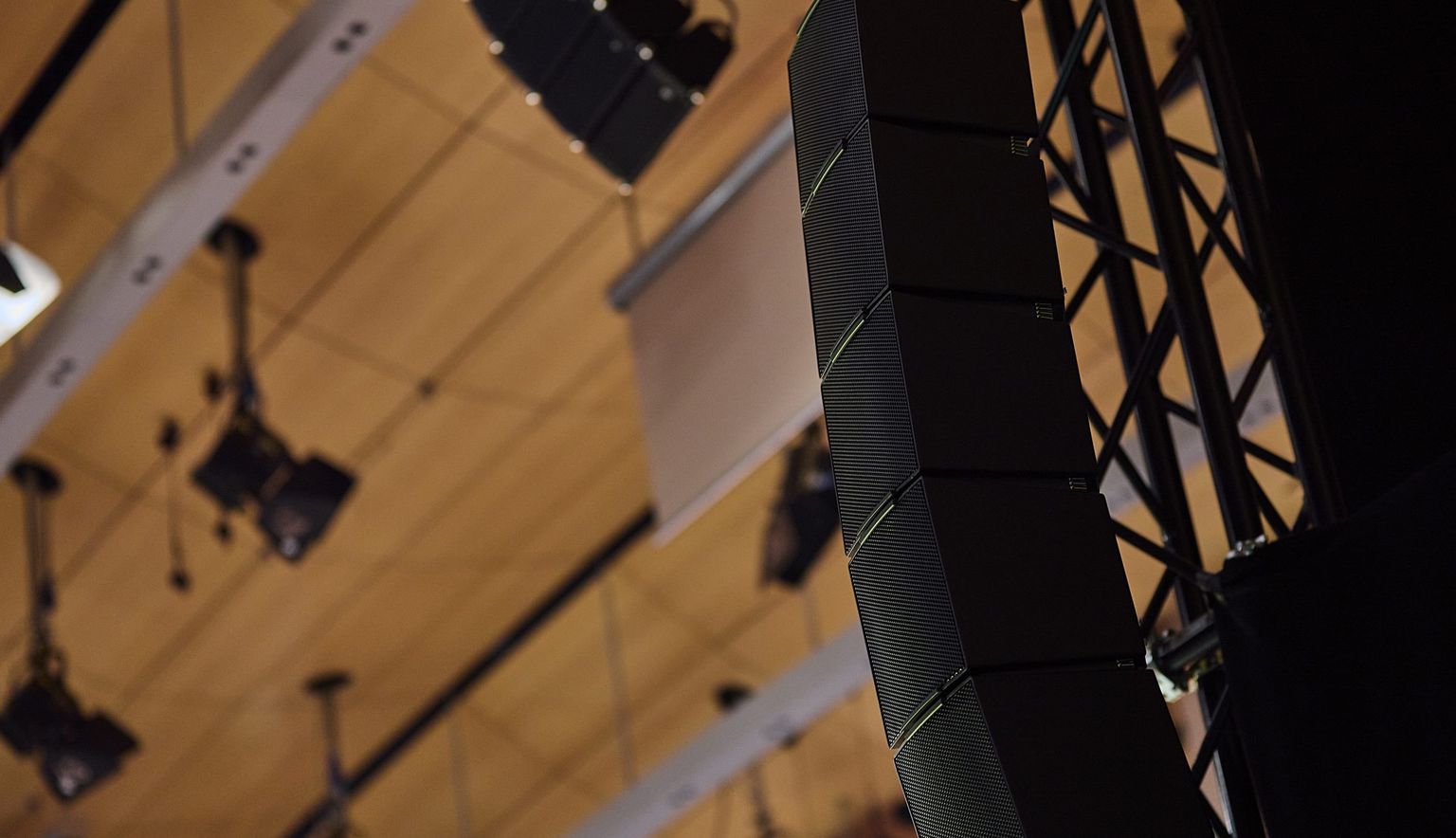 Babylon_Tanzprojekt_AdamHallGroup_LDSystems_MAILA_fliegend