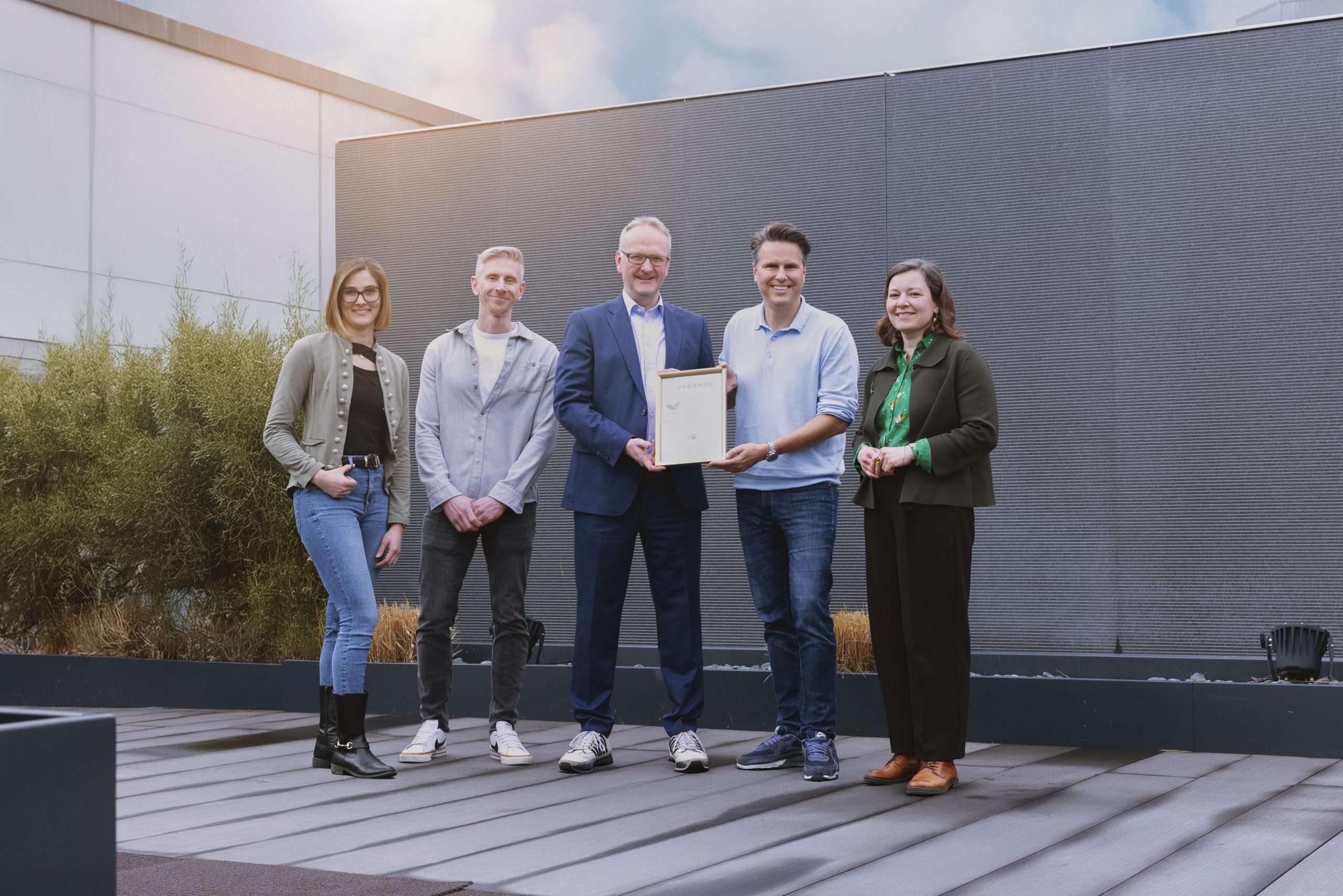 Adam Hall Group_Übergabe_IHK_Urkunde_EMAS Validierung