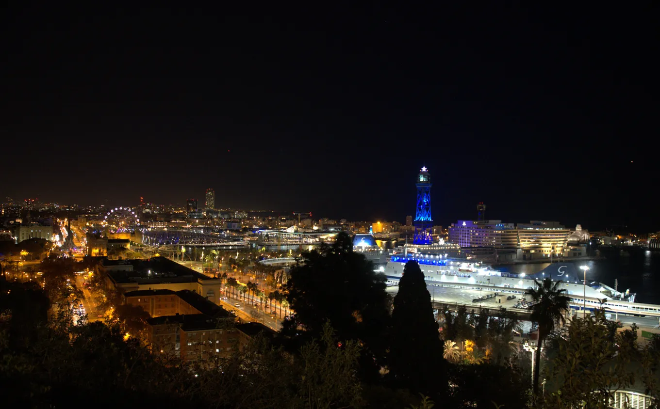 Cameo Light Installation Barcelona Torre Jaume I Outdoor Fixtures Outdoor Wash Light ZENIT W600 SMD and OTOS H5 IP65 Hybrid Moving Head