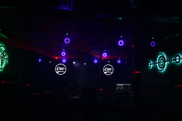 Hybrid aus Club und Konzertsaal – LD Systems und Cameo im Cue Club in Spanien